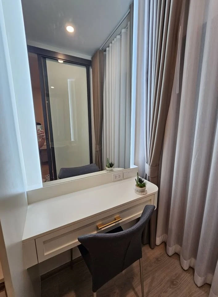 For rent: Life Rama4 - Asoke, ready to move in, fully furnished, electrical appliances, reasonable price, must book now before it's too late.