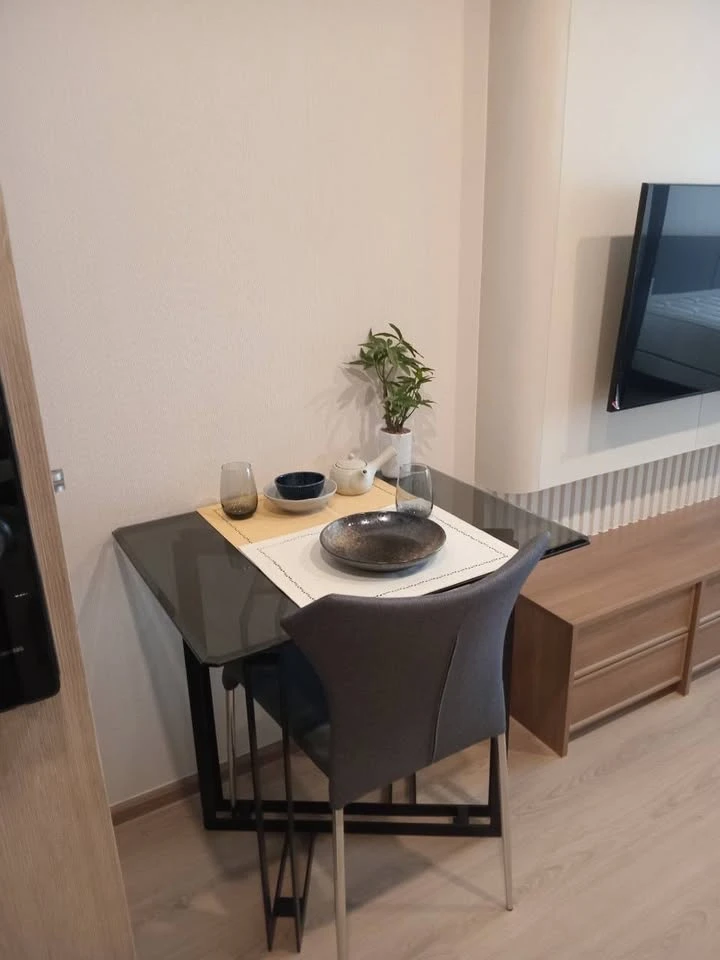 For rent: Life Rama4 - Asoke, ready to move in, fully furnished, electrical appliances, reasonable price, must book now before it's too late.