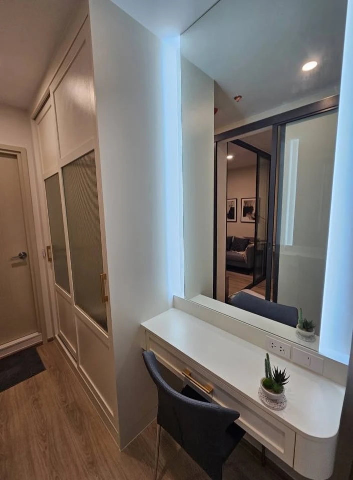 For rent: Life Rama4 - Asoke, ready to move in, fully furnished, electrical appliances, reasonable price, must book now before it's too late.