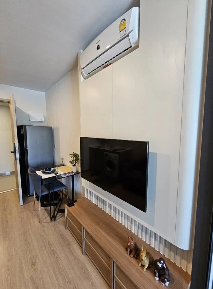 For rent: Life Rama4 - Asoke, ready to move in, fully furnished, electrical appliances, reasonable price, must book now before it's too late.