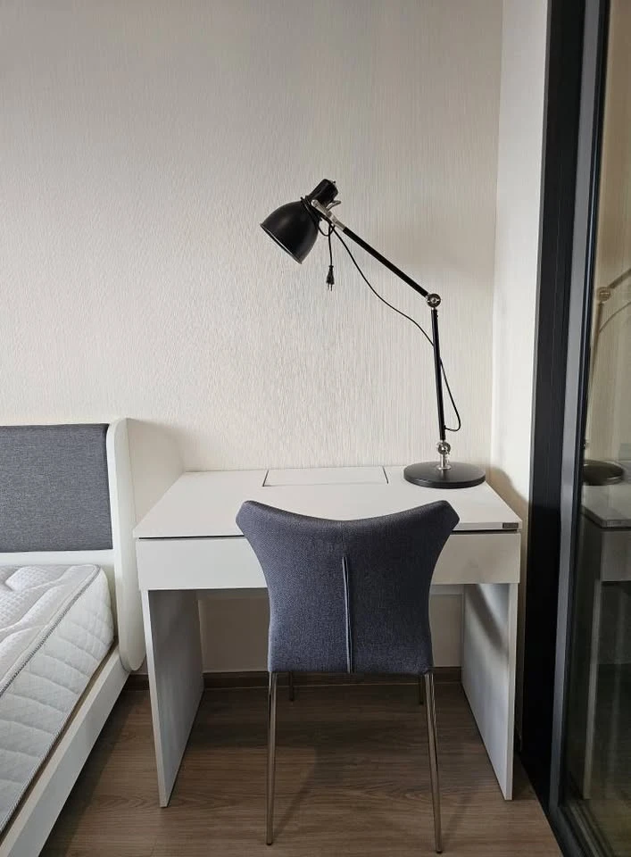 For rent: Life Rama4 - Asoke, ready to move in, fully furnished, electrical appliances, reasonable price, must book now before it's too late.