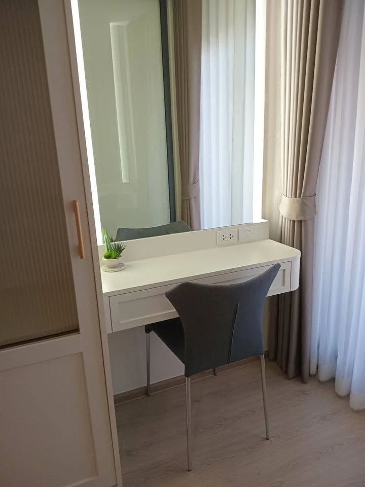 For rent: Life Rama4 - Asoke, ready to move in, fully furnished, electrical appliances, reasonable price, must book now before it's too late.