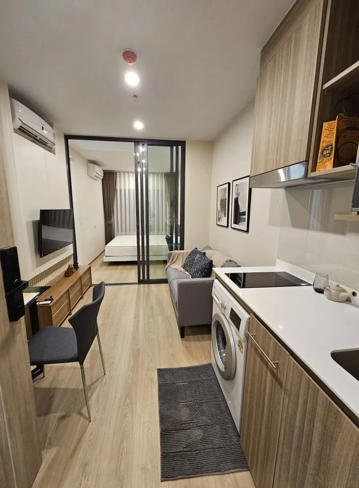 For rent: Life Rama4 - Asoke, ready to move in, fully furnished, electrical appliances, reasonable price, must book now before it's too late.