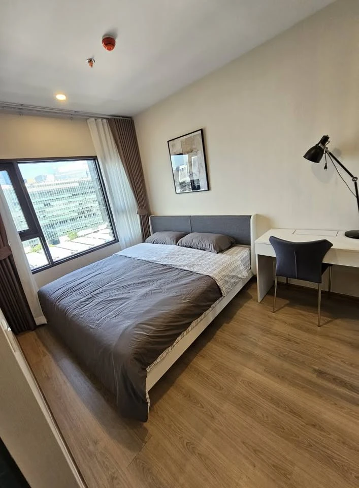 For rent: Life Rama4 - Asoke, ready to move in, fully furnished, electrical appliances, reasonable price, must book now before it's too late.