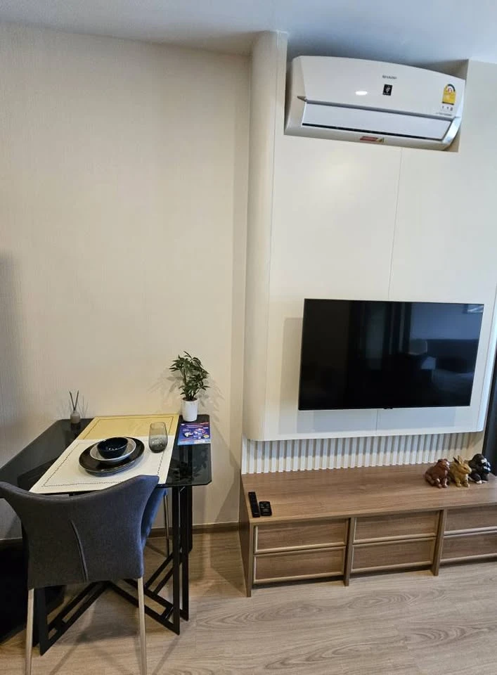 For rent: Life Rama4 - Asoke, ready to move in, fully furnished, electrical appliances, reasonable price, must book now before it's too late.