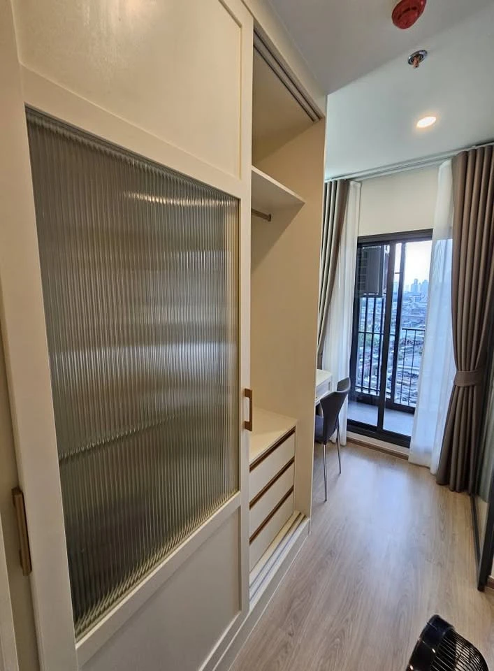 For rent: Life Rama4 - Asoke, ready to move in, fully furnished, electrical appliances, reasonable price, must book now before it's too late.