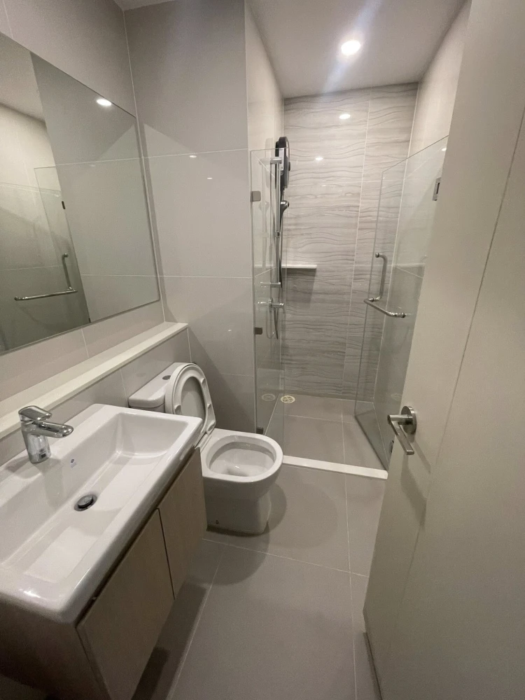 For rent: Life rama4-asoke, 12th floor room, high view, spacious room, comfortable living, complete facilities, all here in one place. Book now, don't