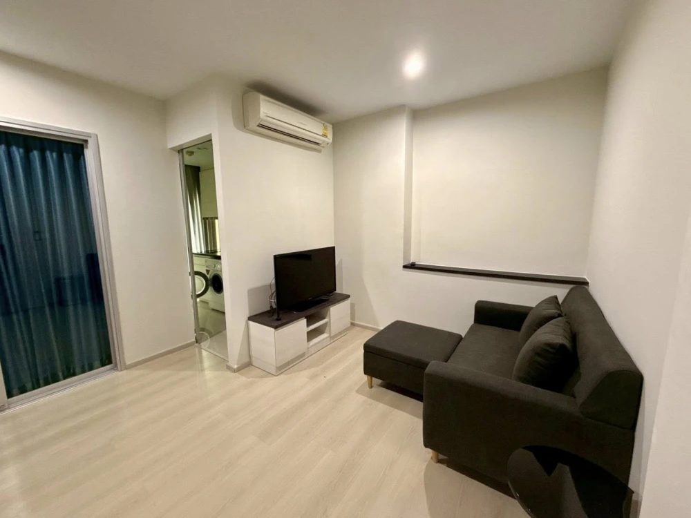 For rent: Life Ratchadapisek, 2 bedrooms, spacious living area, fully furnished. Don't miss this great opportunity!