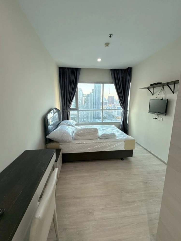 For rent: Life Ratchadapisek, 2 bedrooms, spacious living area, fully furnished. Don't miss this great opportunity!