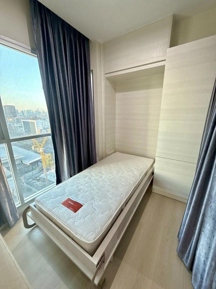 For rent: Life Ratchadapisek, 2 bedrooms, spacious living area, fully furnished. Don't miss this great opportunity!
