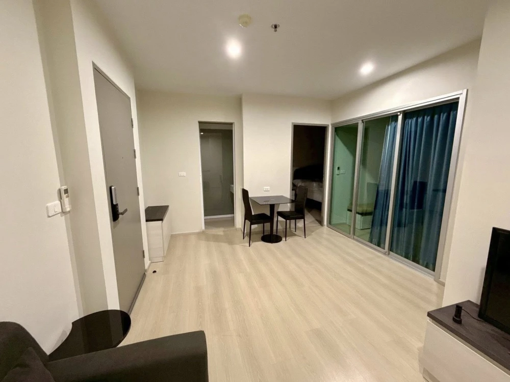 For rent: Life Ratchadapisek, 2 bedrooms, spacious living area, fully furnished. Don't miss this great opportunity!