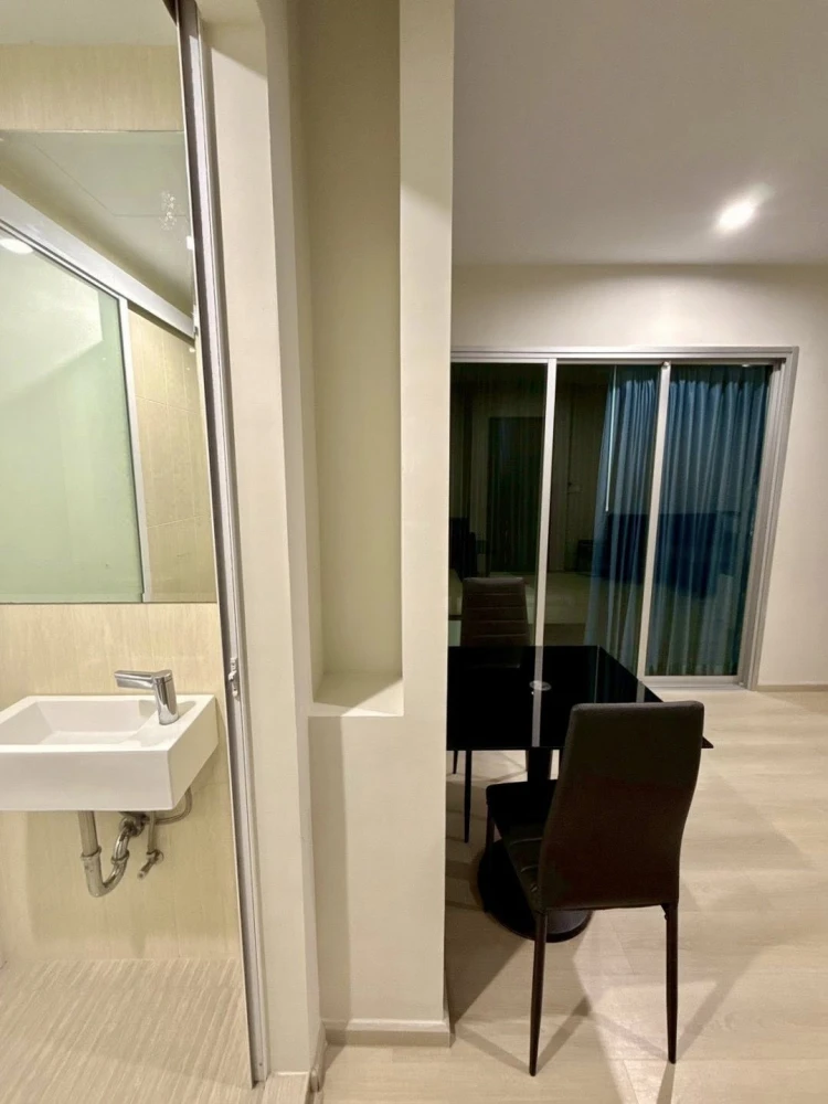 For rent: Life Ratchadapisek, 2 bedrooms, spacious living area, fully furnished. Don't miss this great opportunity!