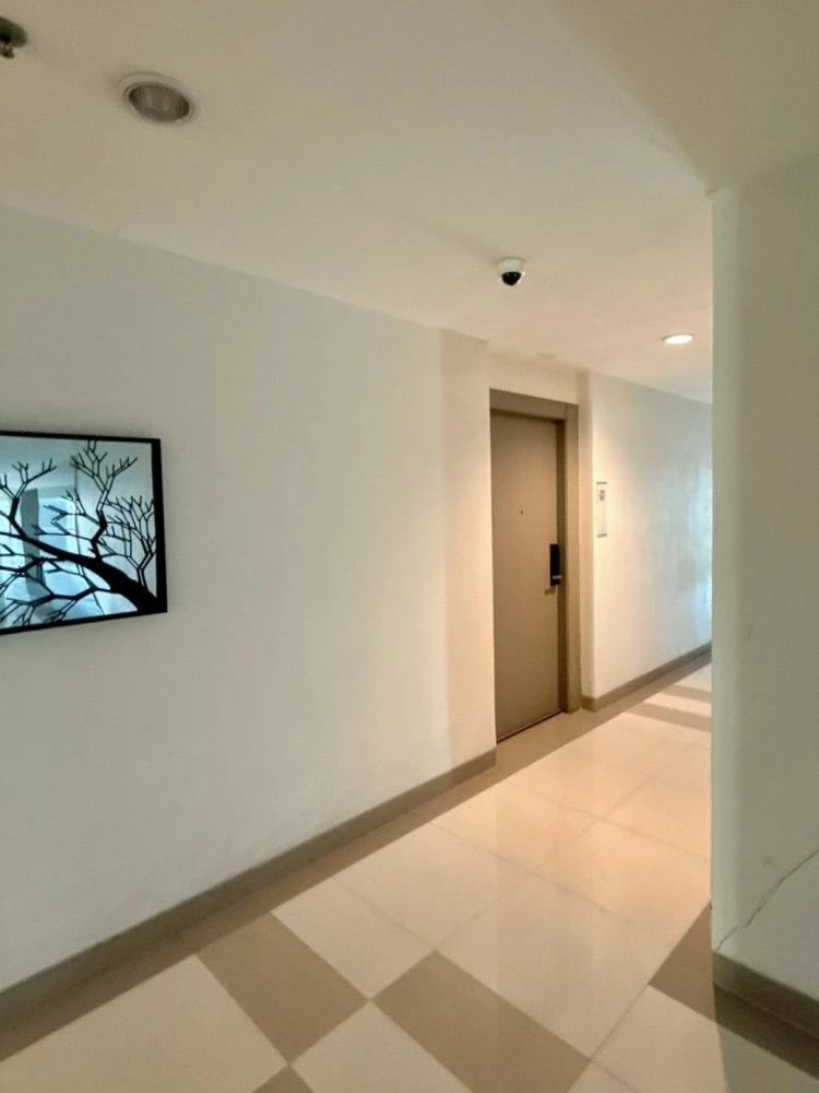 For rent: Life Ratchadapisek, 2 bedrooms, spacious living area, fully furnished. Don't miss this great opportunity!