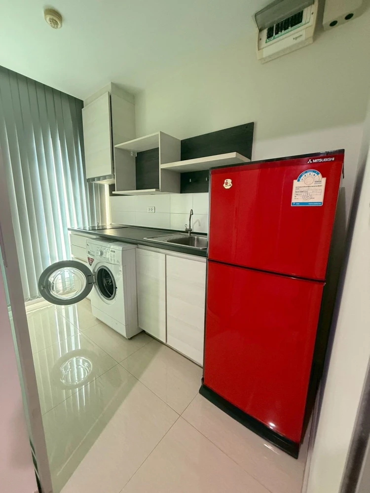 For rent: Life Ratchadapisek, 2 bedrooms, spacious living area, fully furnished. Don't miss this great opportunity!