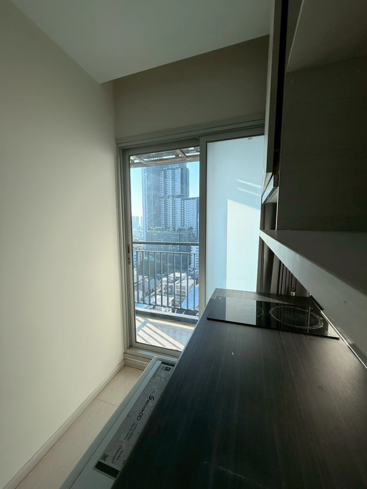 For rent: Life Ratchadapisek, 2 bedrooms, spacious living area, fully furnished. Don't miss this great opportunity!
