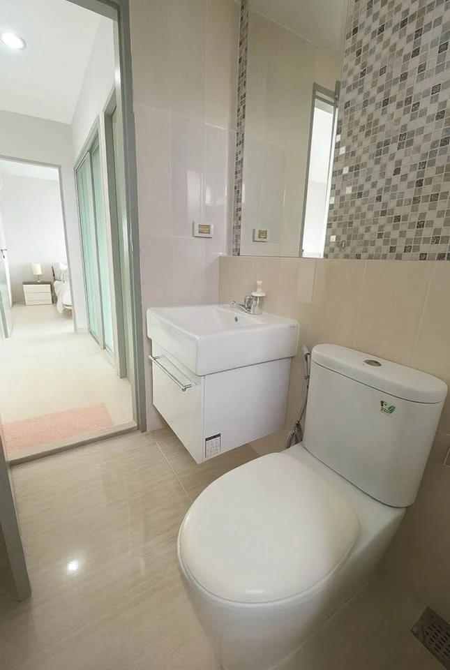 For rent: Life Ratchadapisek, spacious 55 sqm unit on the 10th+ floor, corner lot with beautiful city views, comfortable sofa, and separate kitchen. D