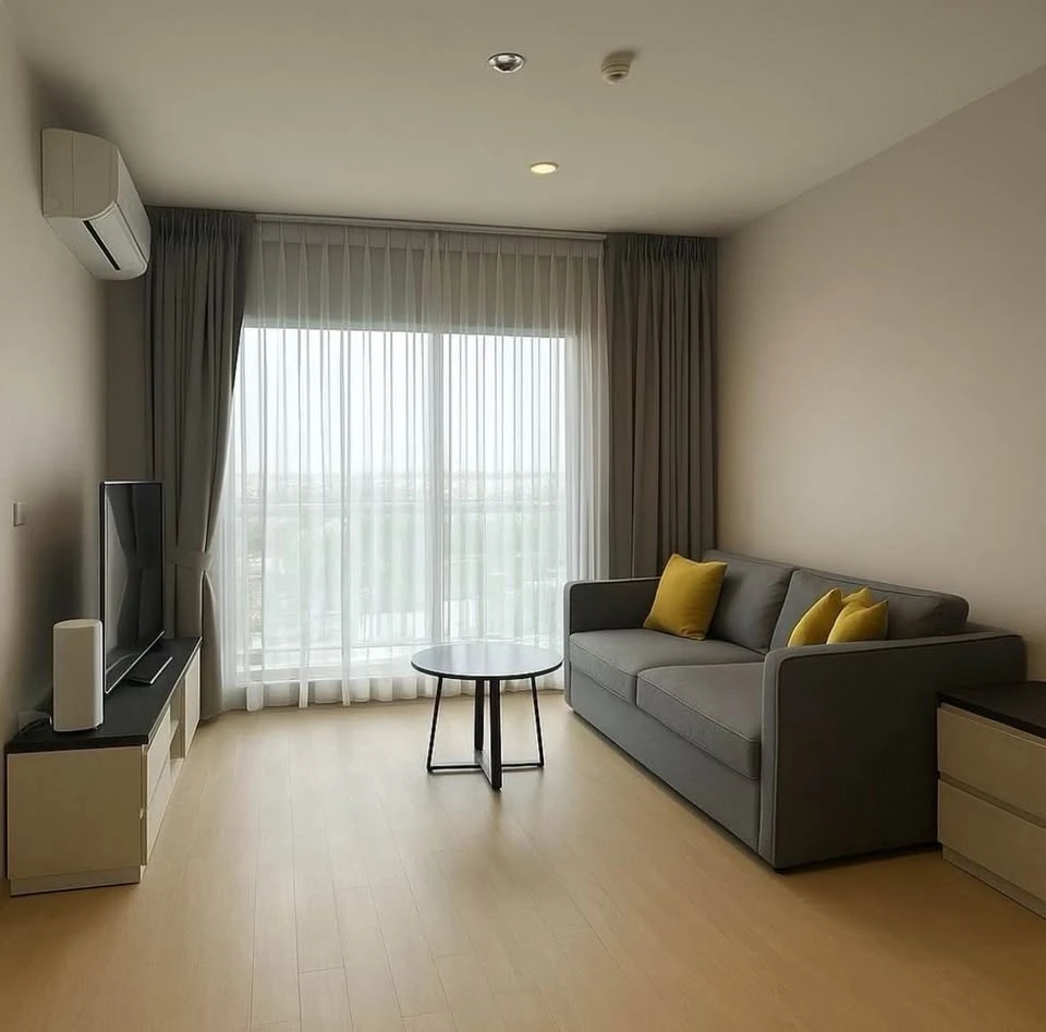 For rent: Life Ratchadapisek, spacious 55 sqm unit on the 10th+ floor, corner lot with beautiful city views, comfortable sofa, and separate kitchen. D