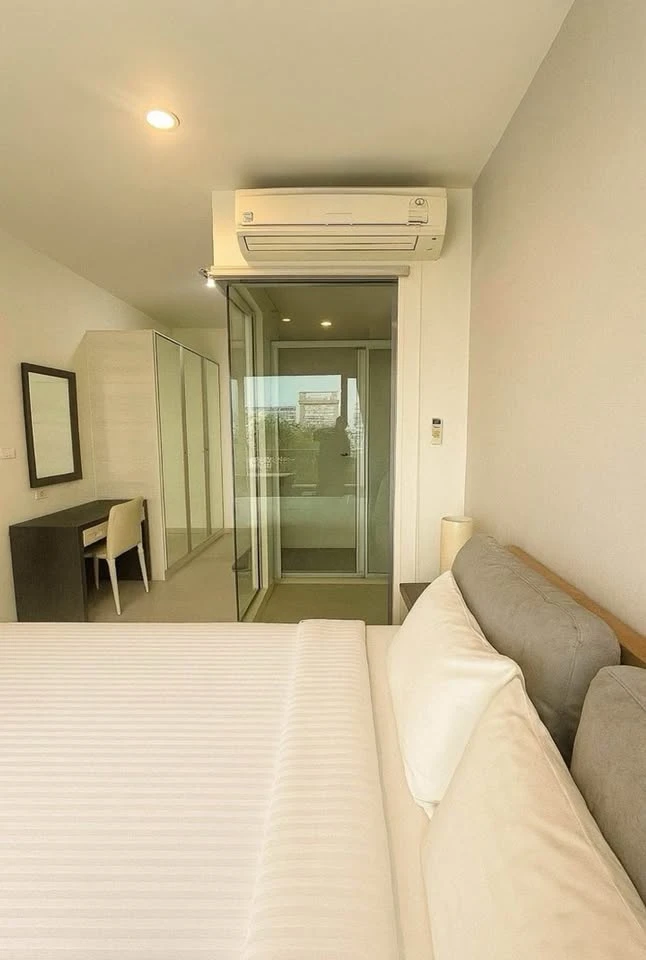 For rent: Life Ratchadapisek, spacious 55 sqm unit on the 10th+ floor, corner lot with beautiful city views, comfortable sofa, and separate kitchen. D