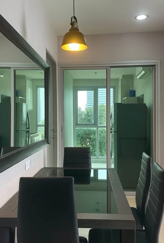 For rent: Life Ratchadapisek, spacious 55 sqm unit on the 10th+ floor, corner lot with beautiful city views, comfortable sofa, and separate kitchen. D