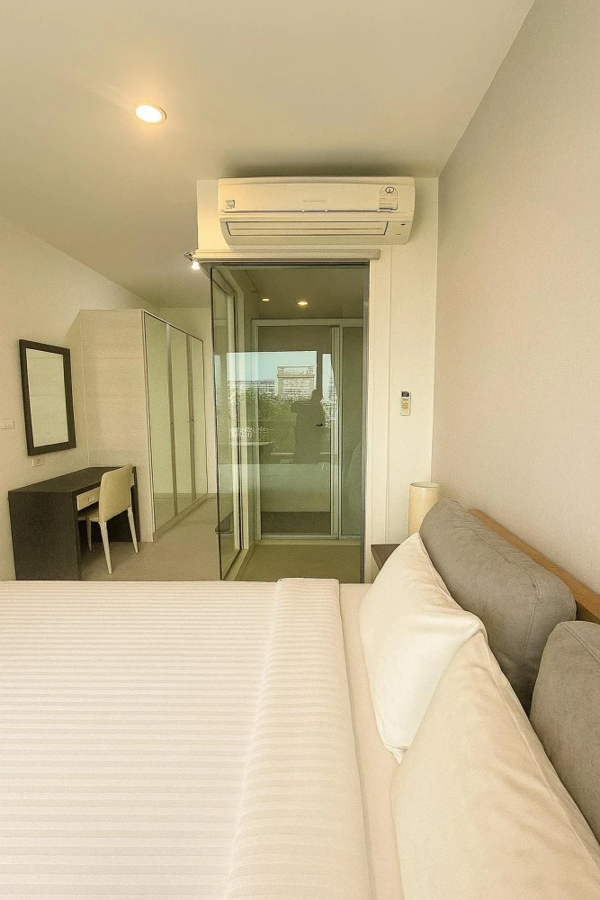For rent: Life Ratchadapisek, 11th floor, corner room, fresh air, open city view, modern style, clean, comfortable, hurry up and grab it!