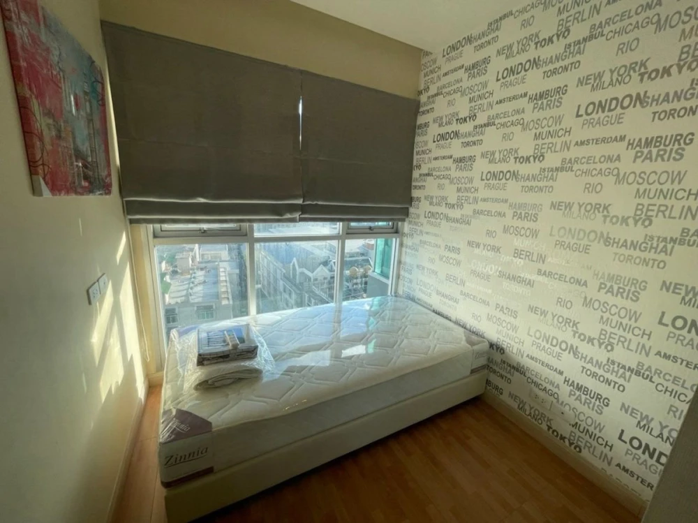 For rent: Life Ratchadapisek, 12th floor, corner room, fully furnished, ready to move in. Reserve now, don't miss out.