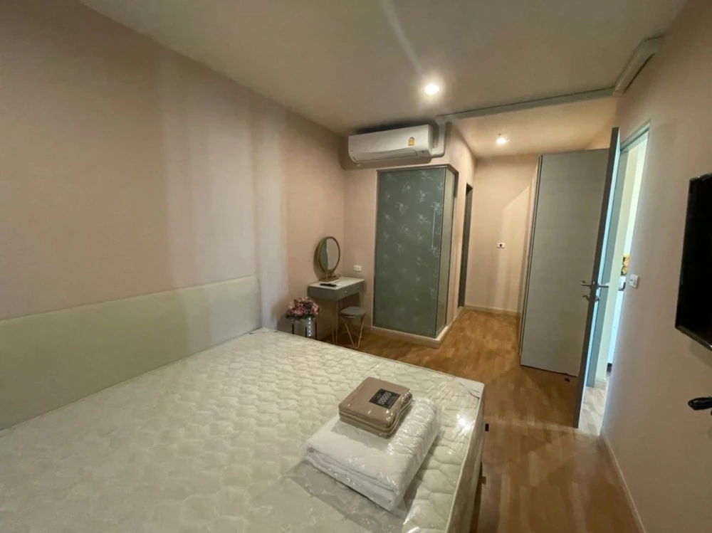 For rent: Life Ratchadapisek, 12th floor, corner room, fully furnished, ready to move in. Reserve now, don't miss out.