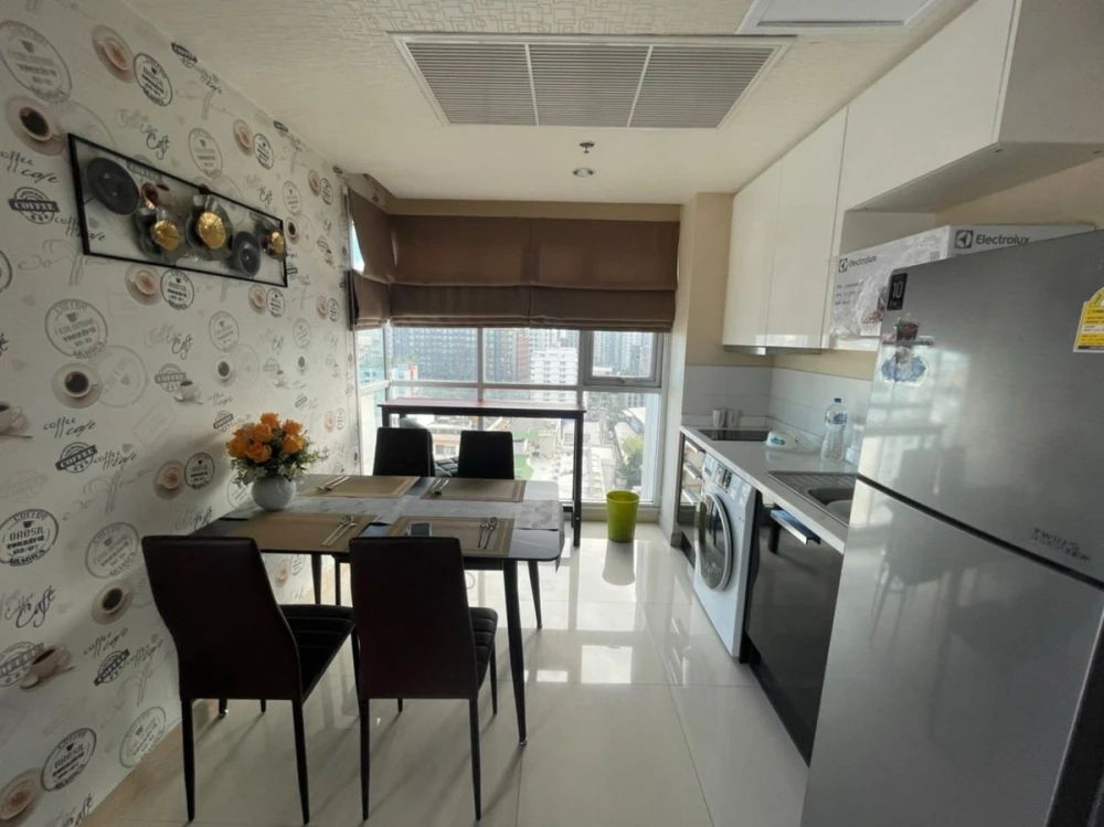 For rent: Life Ratchadapisek, 12th floor, corner room, fully furnished, ready to move in. Reserve now, don't miss out.
