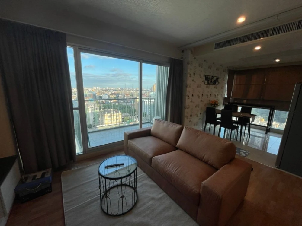 For rent: Life Ratchadapisek, 12th floor, corner room, fully furnished, ready to move in. Reserve now, don't miss out.
