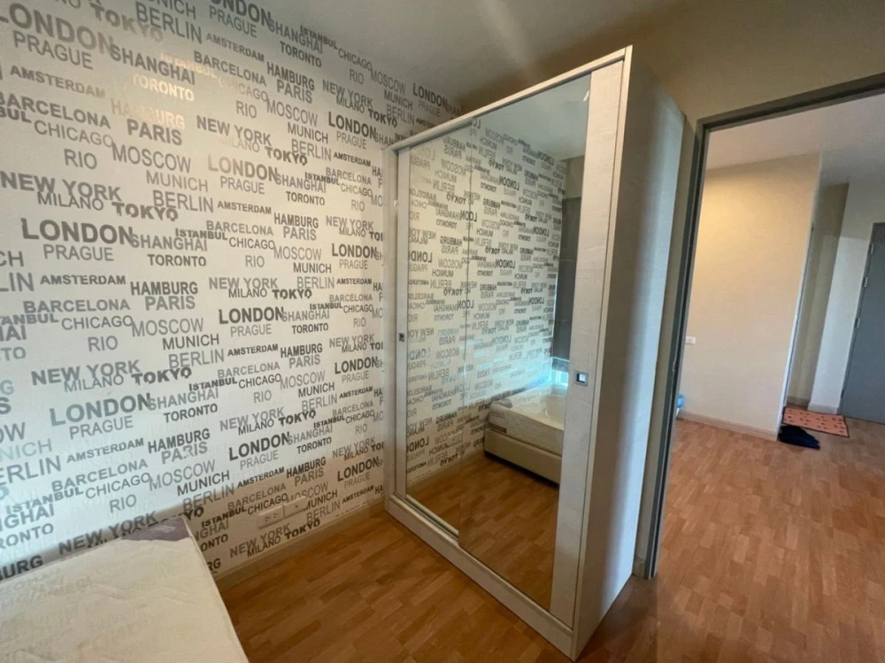 For rent: Life Ratchadapisek, 12th floor, corner room, fully furnished, ready to move in. Reserve now, don't miss out.