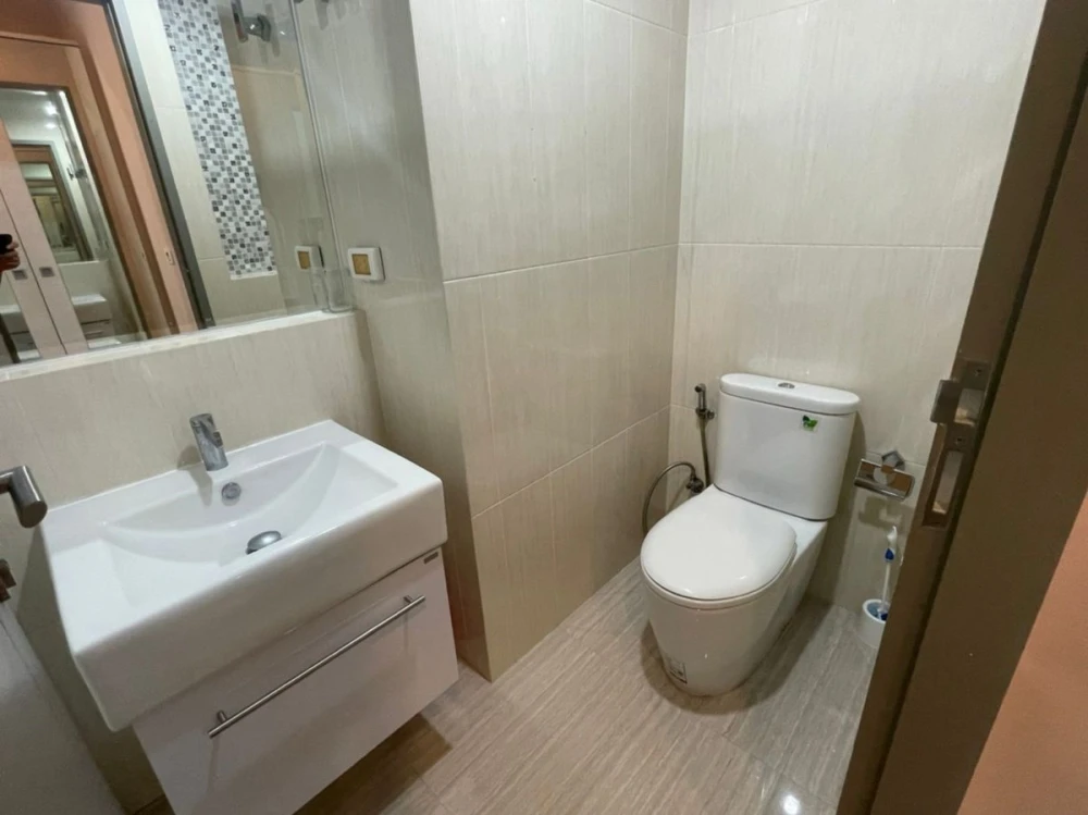 For rent: Life Ratchadapisek, 12th floor, corner room, fully furnished, ready to move in. Reserve now, don't miss out.