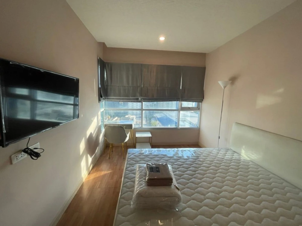 For rent: Life Ratchadapisek, 12th floor, corner room, fully furnished, ready to move in. Reserve now, don't miss out.