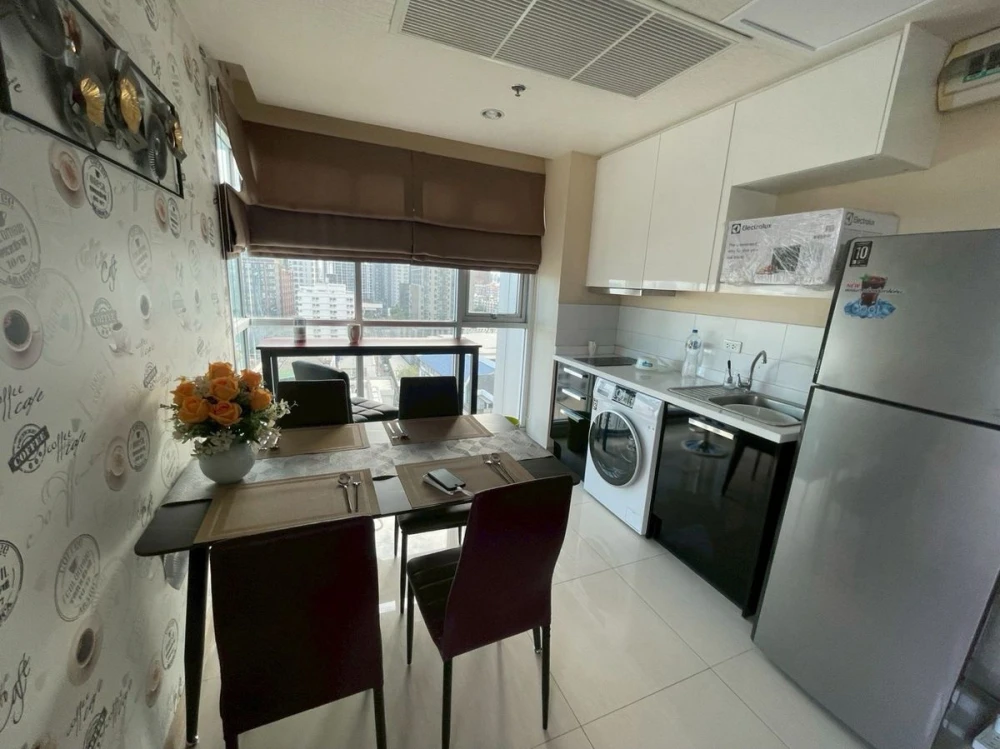 For rent: Life Ratchadapisek, 12th floor, corner room, fully furnished, ready to move in. Reserve now, don't miss out.