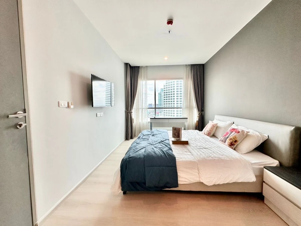 For rent: Life Ratchadapisek, 21st floor, corner room, city view, fully furnished, ready to move in, reserve now, hurry!