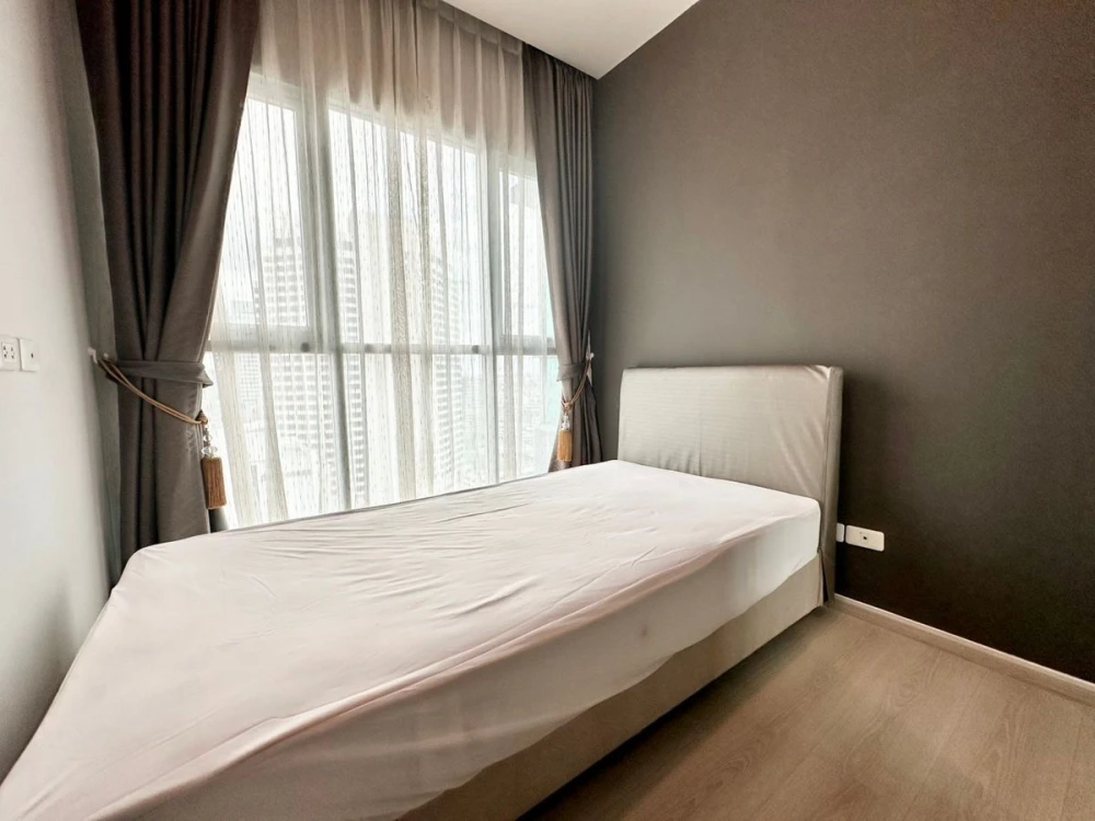 For rent: Life Ratchadapisek, 21st floor, corner room, city view, fully furnished, ready to move in, reserve now, hurry!
