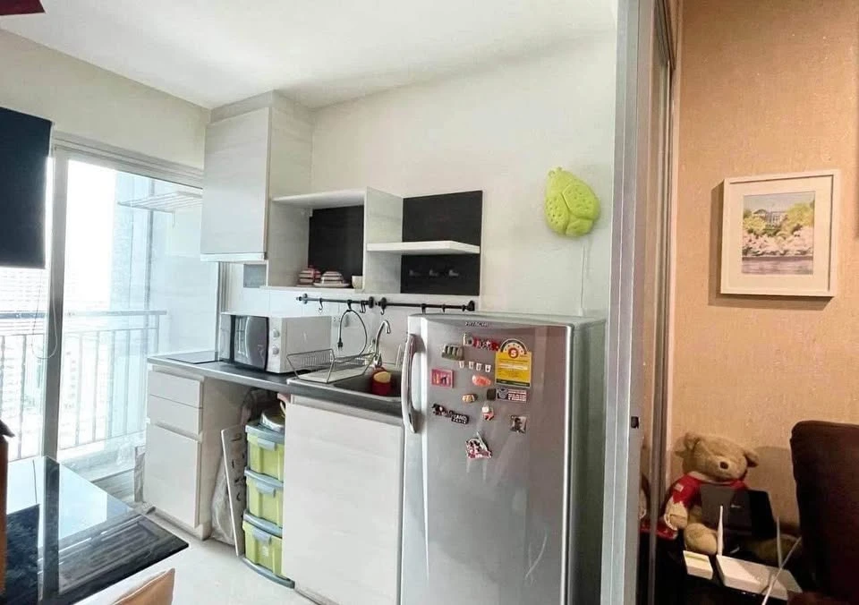 For rent: Life Ratchadapisek, beautiful open city view, modern style decoration, complete with furniture and appliances. Reservation required.
