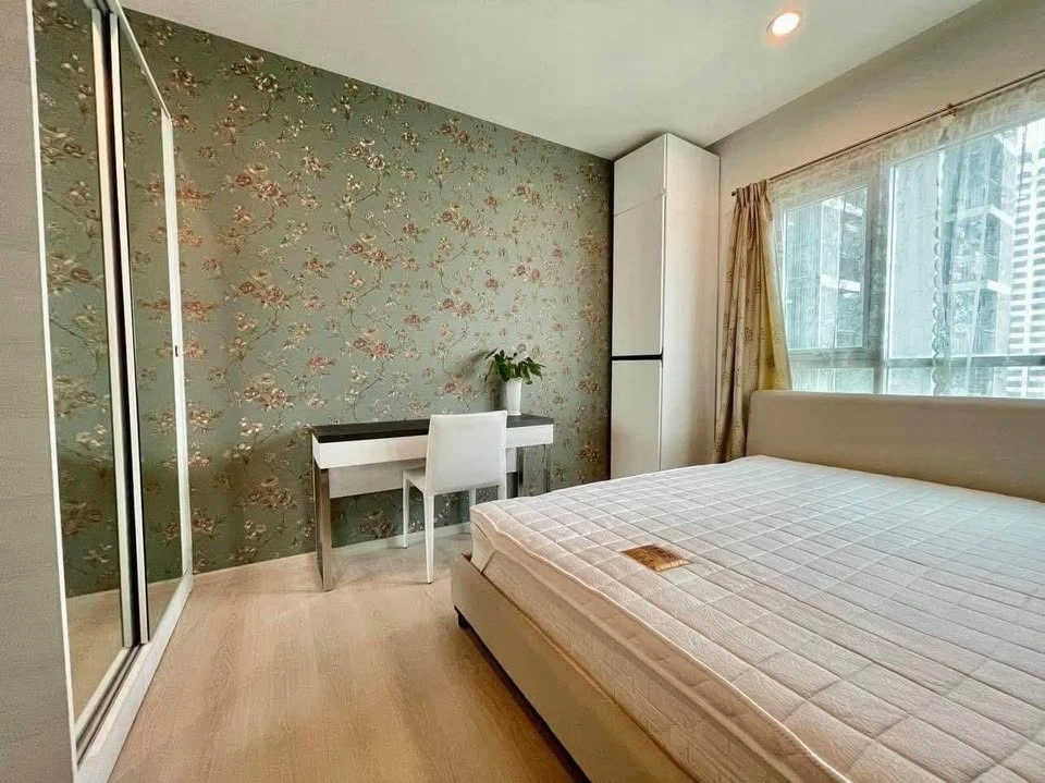 For rent: Life Ratchadapisek, beautiful open city view, modern style decoration, complete with furniture and appliances. Reservation required.