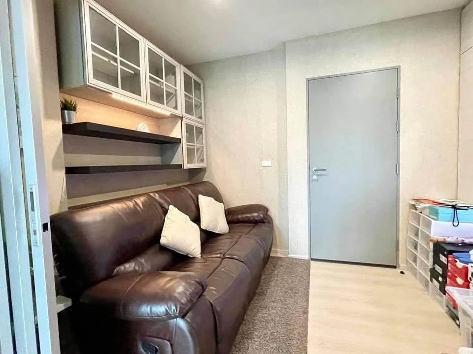 For rent: Life Ratchadapisek, beautiful open city view, modern style decoration, complete with furniture and appliances. Reservation required.