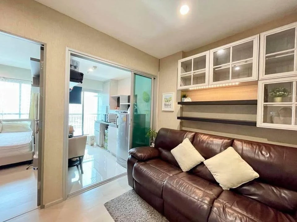 For rent: Life Ratchadapisek, beautiful open city view, modern style decoration, complete with furniture and appliances. Reservation required.
