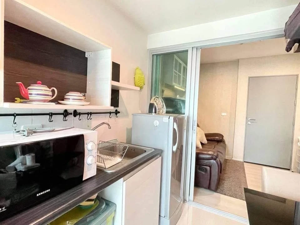 For rent: Life Ratchadapisek, beautiful open city view, modern style decoration, complete with furniture and appliances. Reservation required.
