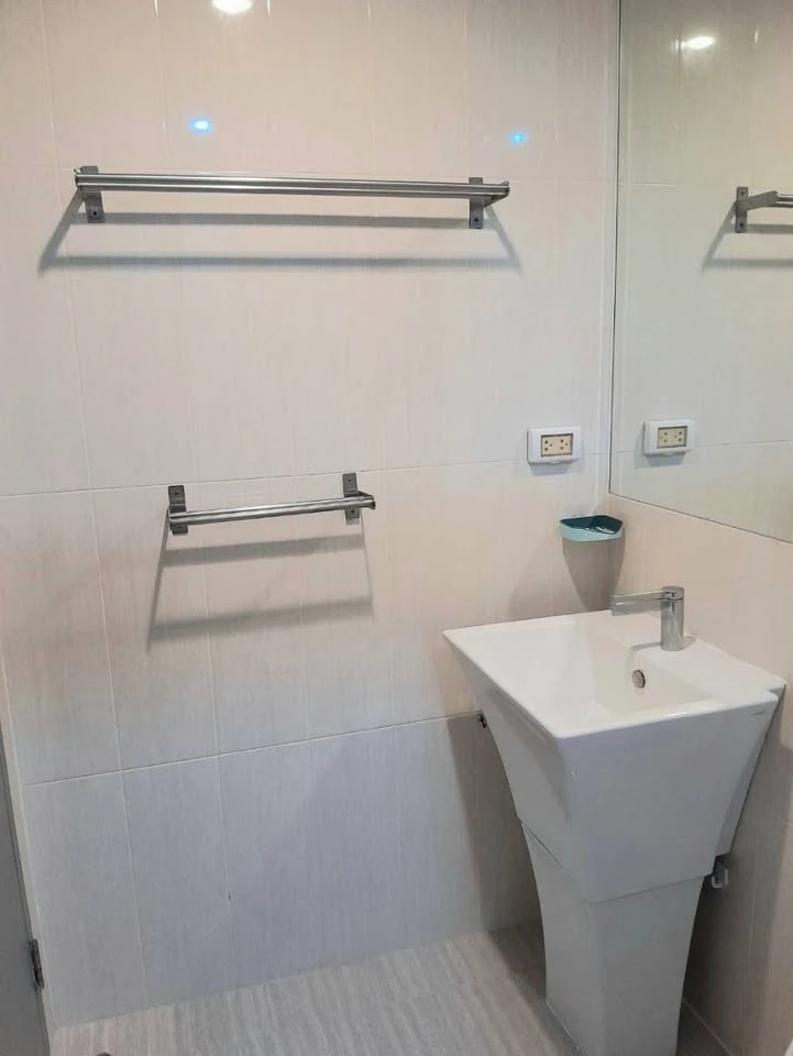 Life Ratchadapisek condo for rent. Ready to move in, fully furnished, high floor. Book now!