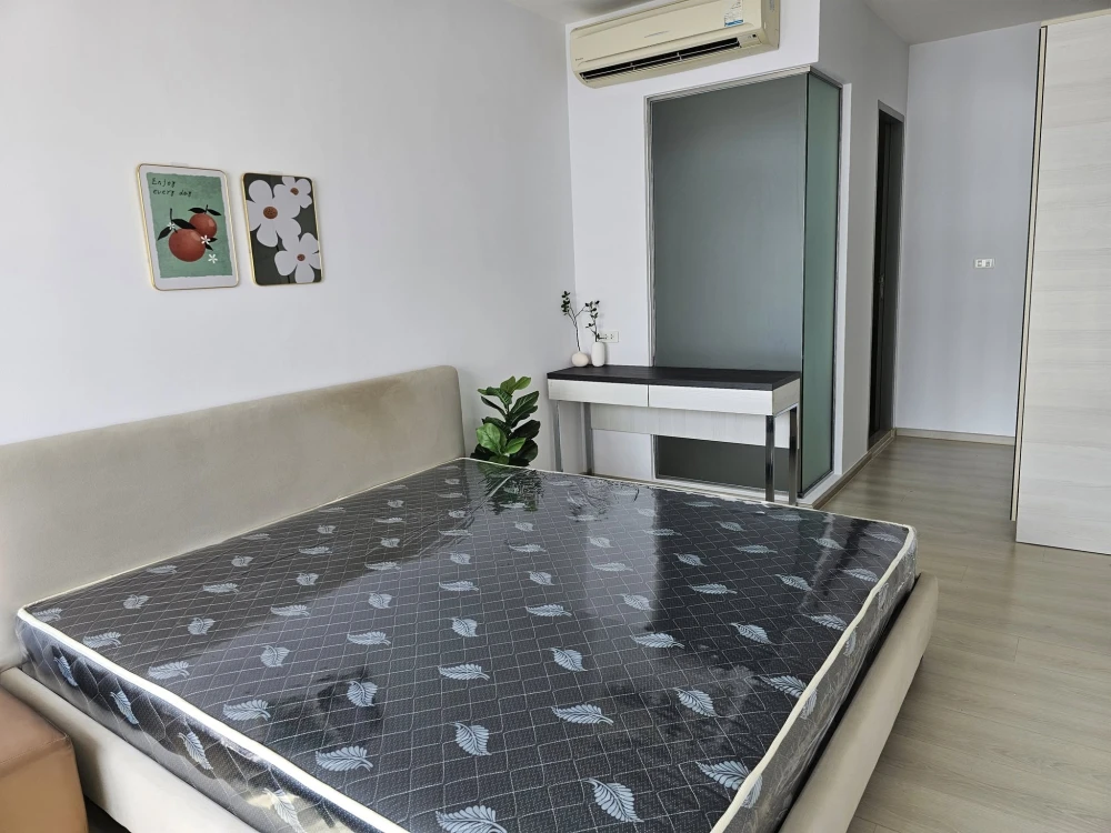 For rent: Life Ratchadapisek, 2 bedrooms, garden floor, no room opposite, quiet, not on the road, don't delay.