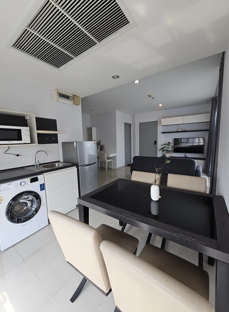For rent: Life Ratchadapisek, 2 bedrooms, garden floor, no room opposite, quiet, not on the road, don't delay.