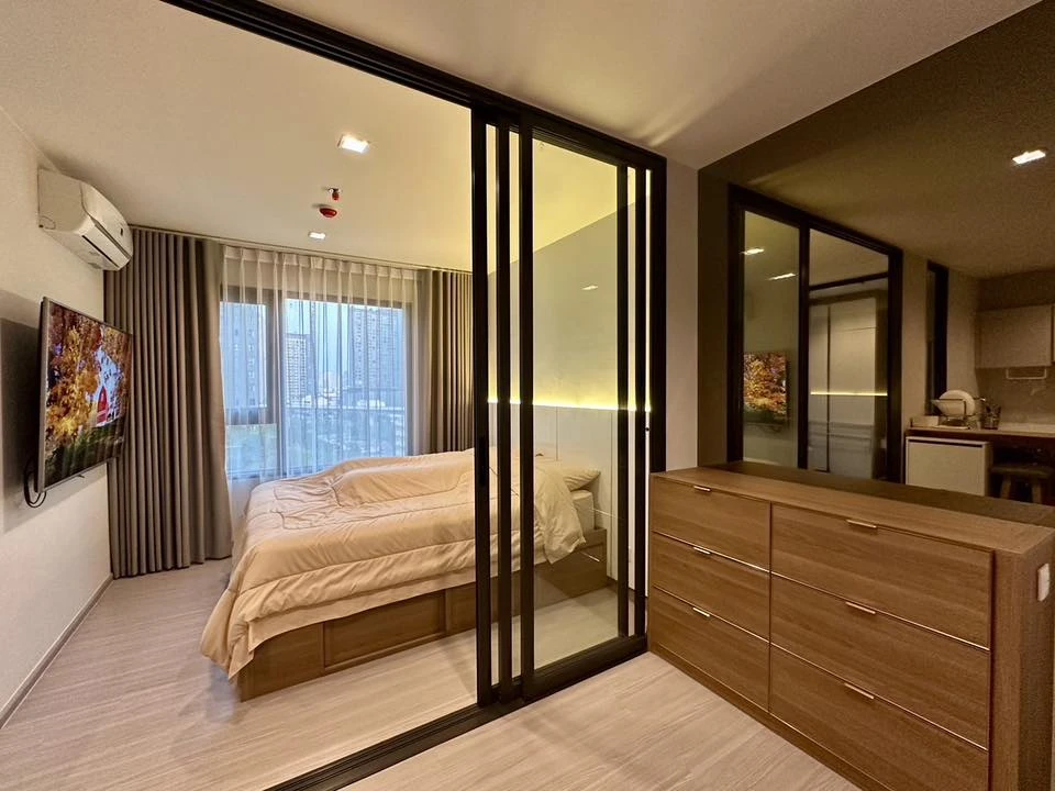 ให้เช่า Life Sathorn-Sierra 1 ห้องนอน 1 ห้องน้ำ ตกแต่งสไตล์มินิมอลสุดปัง เฟอร์บิ้วอินอย่างดี ห้ามพลาด