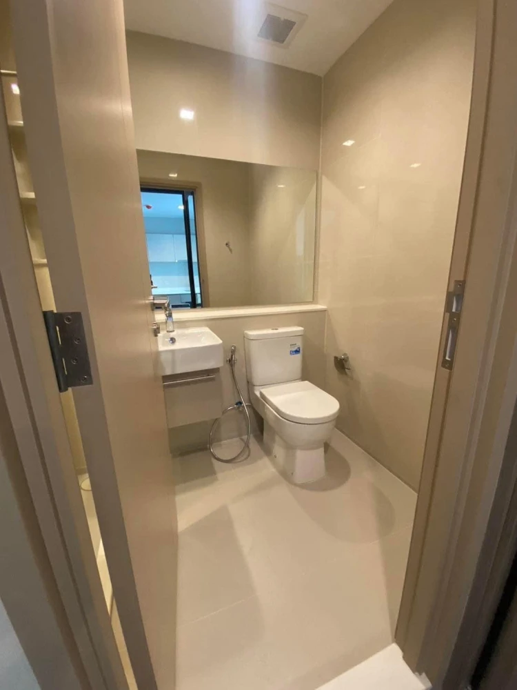 For rent: Life Sathorn-Sierra. A lovely unit in a great location with convenient transportation and stunning high-floor views. Don't miss out!