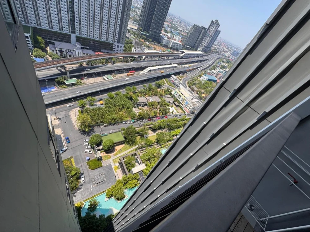 For rent: Life Sathorn-Sierra condo. Nice unit with complete appliances and beautiful high-floor views. Book now!