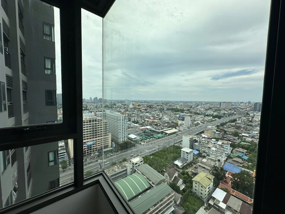 For rent: Life Sathorn-Sierra 1 bedroom plus unit, fully furnished with built-in furniture. Book now!