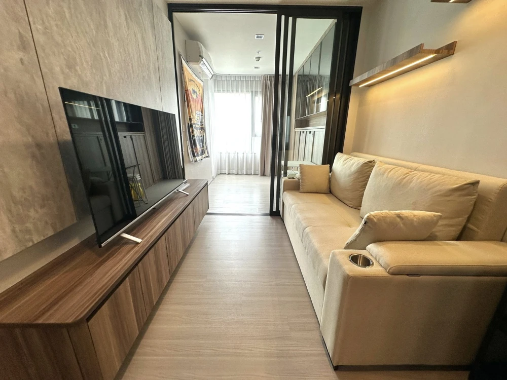 For rent: Life Sathorn-Sierra 1 bedroom plus unit, fully furnished with built-in furniture. Book now!