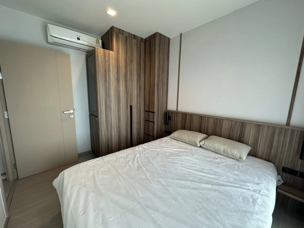 For rent: Life Sathorn-Sierra 1 bedroom plus unit, fully furnished with built-in furniture. Book now!