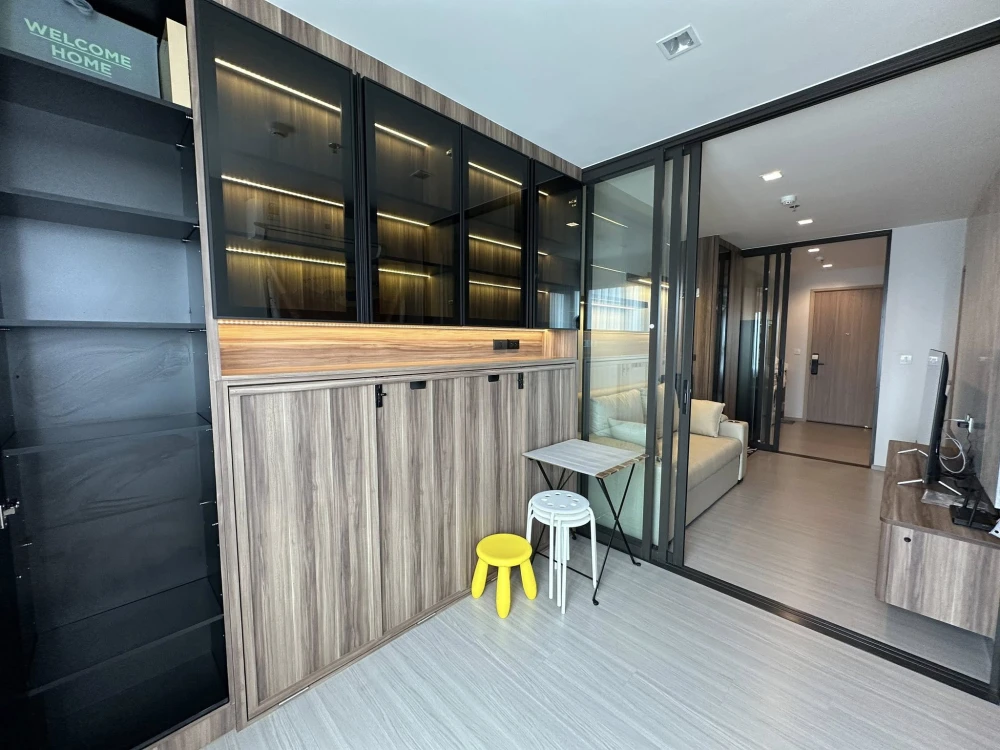 For rent: Life Sathorn-Sierra 1 bedroom plus unit, fully furnished with built-in furniture. Book now!