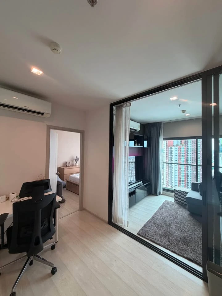 For rent: Life Sukhumvit 48. A lovely unit with ample living space on a high floor with a beautiful view. Don't miss out on this great opportunity!